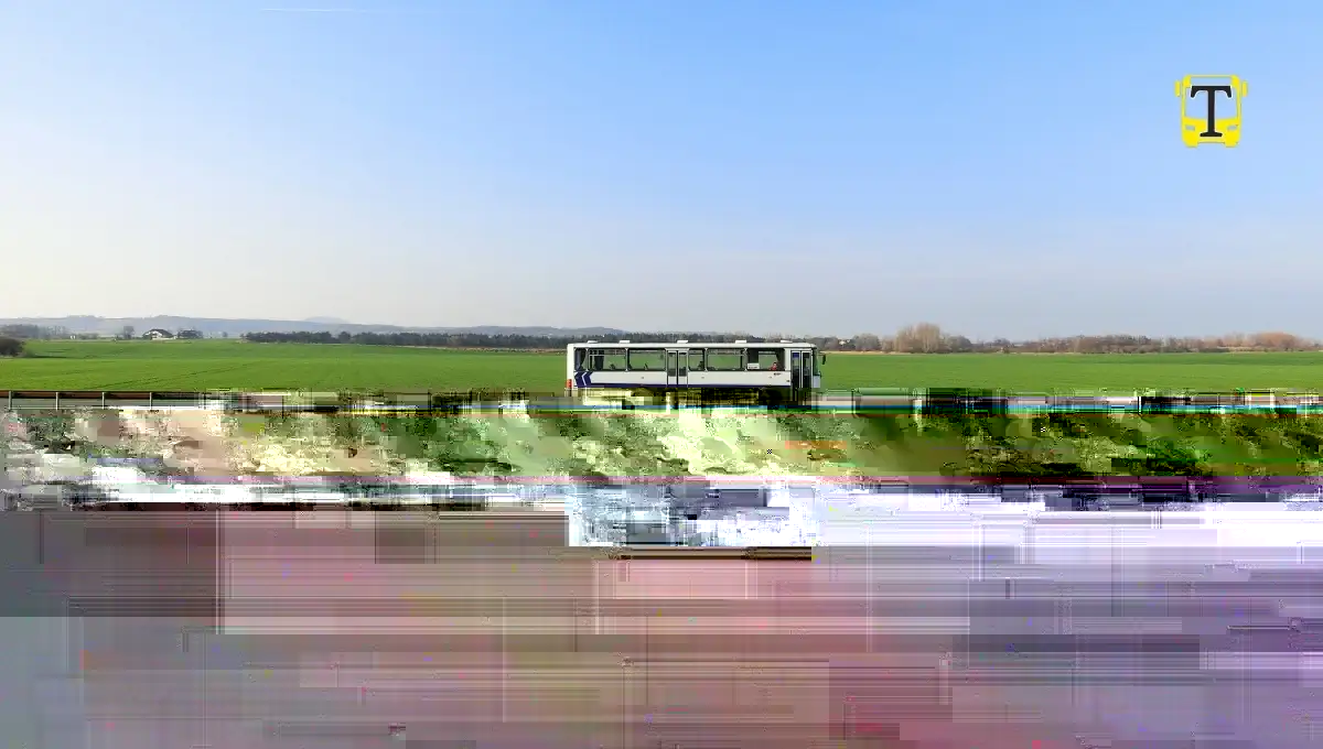 Bus viajando seguro por las vías de Colombia