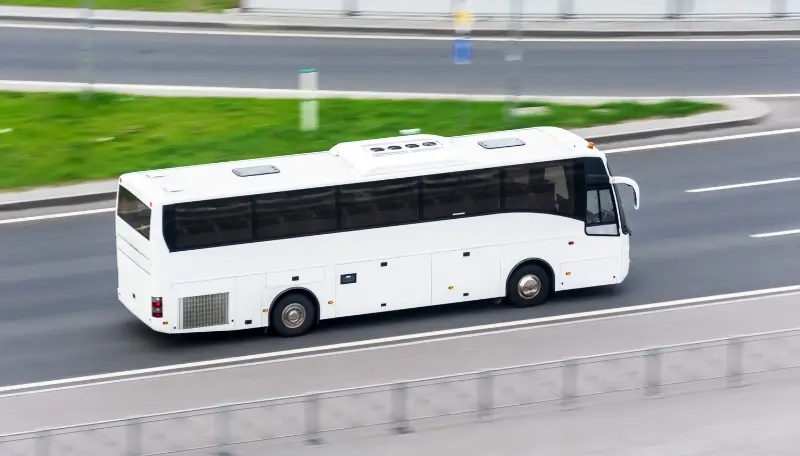 Bus viajando por las vías de Colombia